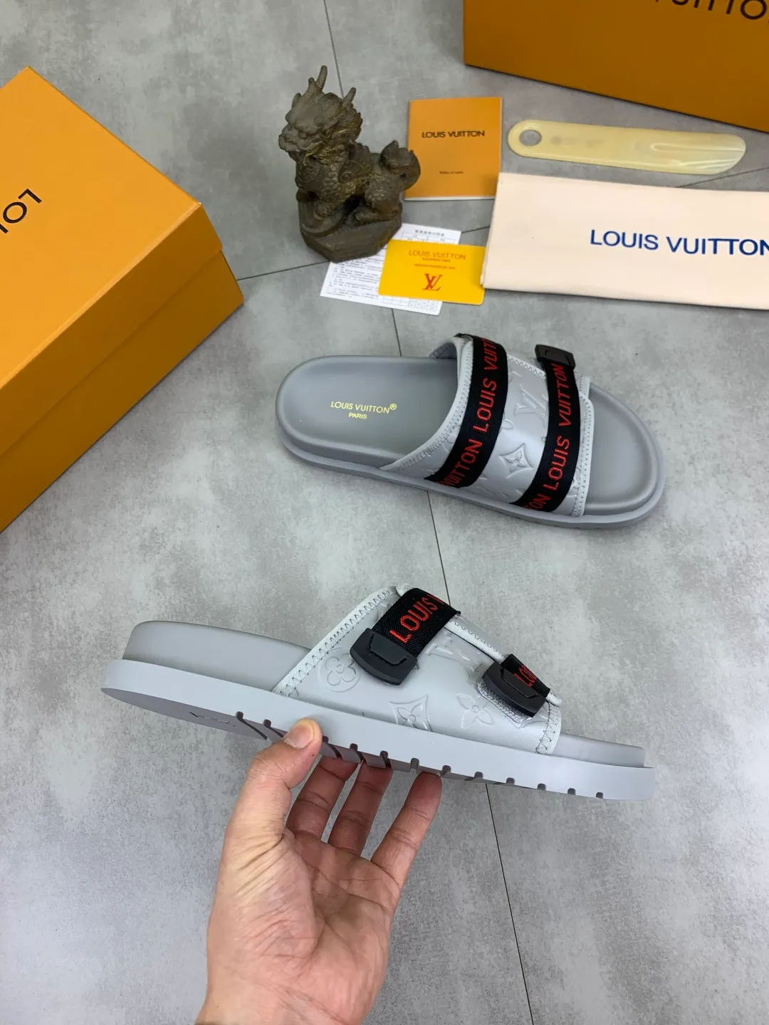 Men's shoes 💰P320💰【New style】🆘 Original quality 【LOUIS VUITTON】The popular Louis Vuitton LV men's slippers on the official website are on sale simultaneously! Original fabric imported from Italy, original factory special supply, code number: 38-44 (45 customized), many colors available